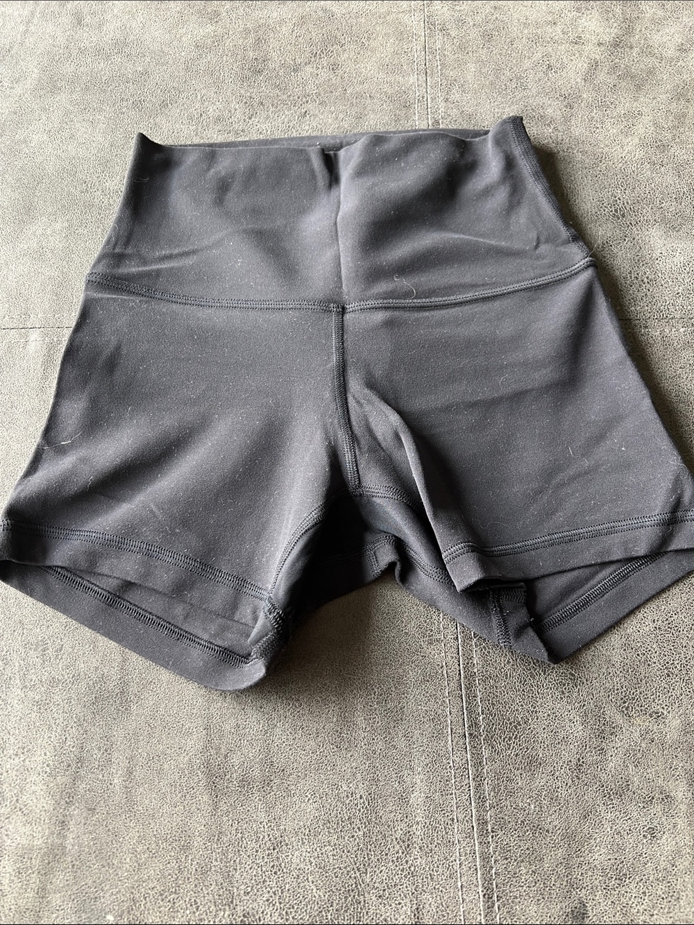 NWOT! Women's Lululemon Black High-Waist Performance Shorts shortie. 2